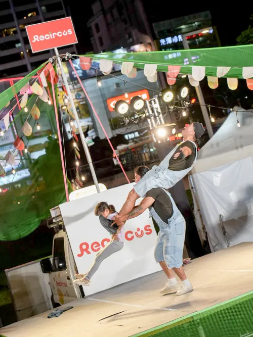 7月14日至20日期間,每天下午4點到晚上9點,在府中廣場帶來高空馬戲、雜耍體驗、小丑互動遊行與經典演出等豐富節目 ▲7月14日至20日期間,每天下午4點到晚上9點,在府中廣場帶來高空馬戲、雜耍體驗、小丑互動遊行與經典演出等豐富節目