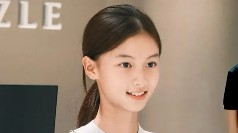 ▲近日有一位15歲素人女孩「七七」因為一段街拍，在中國社群爆紅，該名女孩的「初戀感」以及神似張柏芝的外表，讓製作《延禧攻略》等劇的名製作人于正也出面延攬。（圖／翻攝自微博）