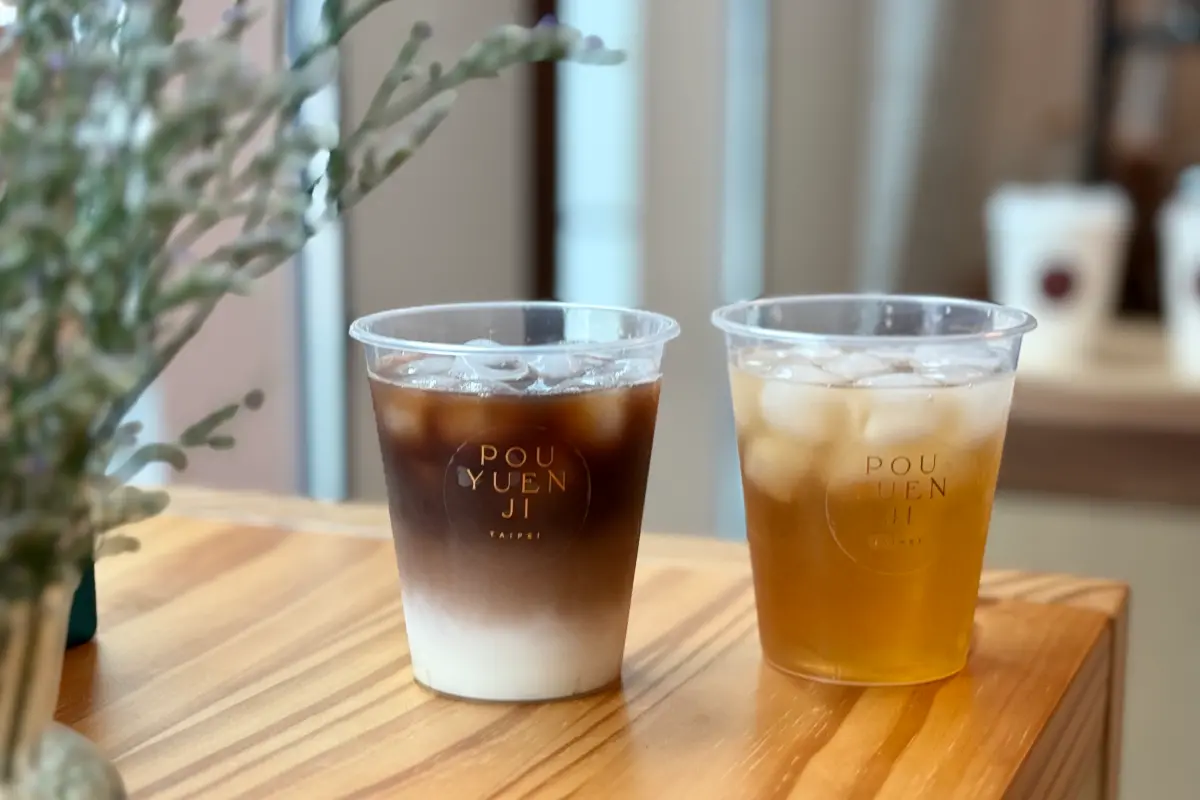 ▲POUYUENJI於南京松江商圈打造首間藏茶Boutique Store「POUYUENJI TAIPEI 寶元紀台北」，由元茶師親自沏茶，提供10款可外帶的熱泡茶、冷泡茶、冰滴茶，每杯100～200元。（圖／記者葉盛耀攝）