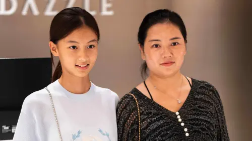 ▲七七爆紅（左）連帶七七媽（右）也引起討論，不過七七媽雖說要等七七成年再決定是否出道，然而自己已經開啟帶貨功能。（圖／翻攝自微博）