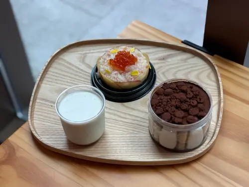 ▲8月31日前，來到「POUYUENJI TAIPEI 寶元紀台北」，也可外帶平塚主廚其品牌「akeruE Dessert」的各式甜點。（圖／記者葉盛耀攝）