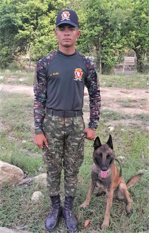 嗅探犬「山森」跟貝雷尼奧下士是搭檔很久的夥伴。(圖/Ejército Nacional de Colombia) ▲嗅探犬「山森」跟貝雷尼奧下士是搭檔很久的夥伴。(圖/Ejército Nacional de Colombia)