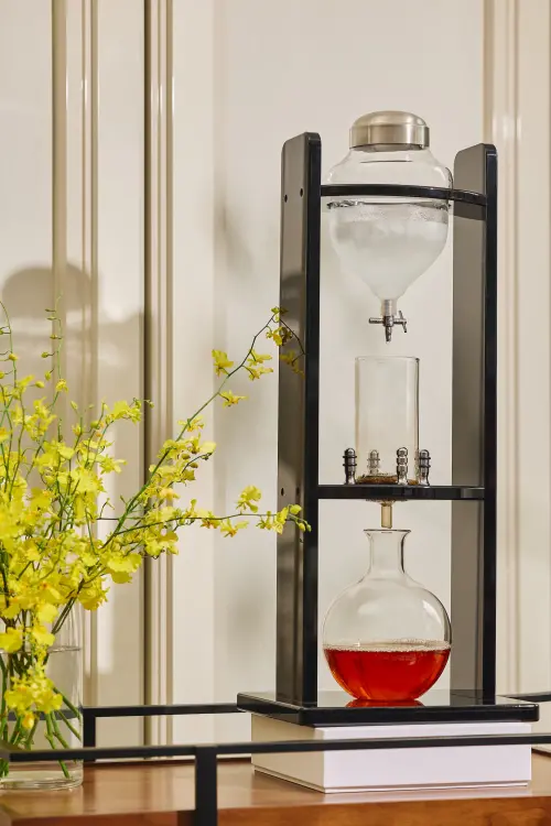 ▲「POUYUENJI TAIPEI 寶元紀台北」也借鏡冰滴咖啡的萃取工藝，在吧台特地設置兩組bolero波麗露冰滴壺，萃取冰滴茶。（圖／POUYUENJI 提供）