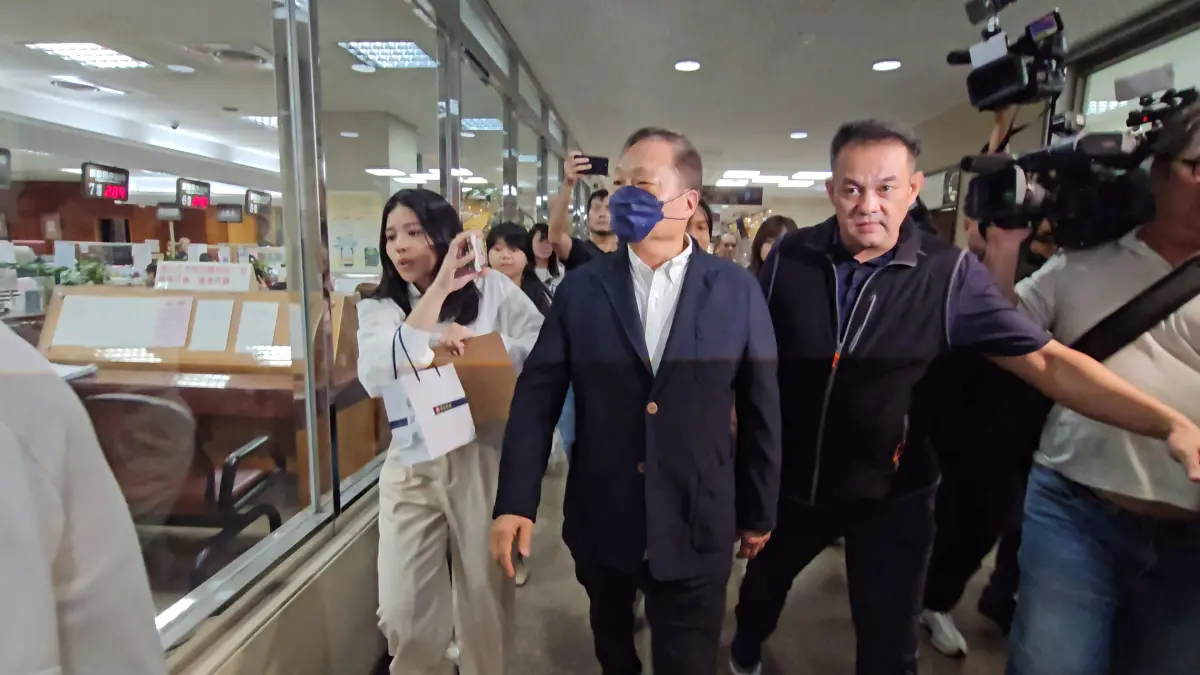 ▲東森集團總裁王令麟到北院出庭，還原當年找朋友捐款給柯文哲的過程。（圖／記者劉松霖攝）