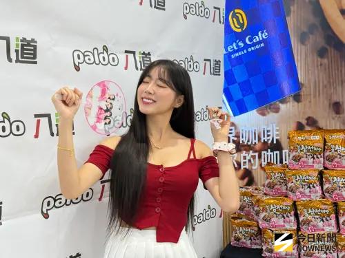 安芝儇也大方表示,自己本來就很愛吃泡麵,這次包裝上印有她的照片,裡面還有小卡,讓她覺得特別有趣、也特別好吃。(圖/記者周淑萍攝) ▲安芝儇也大方表示,自己本來就很愛吃泡麵,這次包裝上印有她的照片,裡面還有小卡,讓她覺得特別有趣、也特別好吃。(圖/記者周淑萍攝)