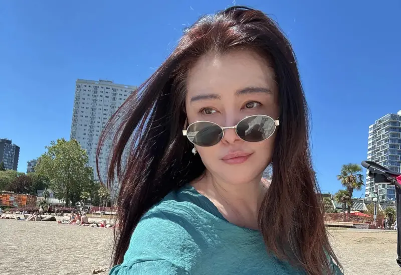 ▲王祖賢於昨（16）日驚喜PO出美照，只見她在沙灘上做日光浴，招牌長髮被風吹的飄起，沒化妝的素顏超美臉蛋，直接讓粉絲大讚：根本是仙女下凡。（圖／翻攝自王祖賢吧）