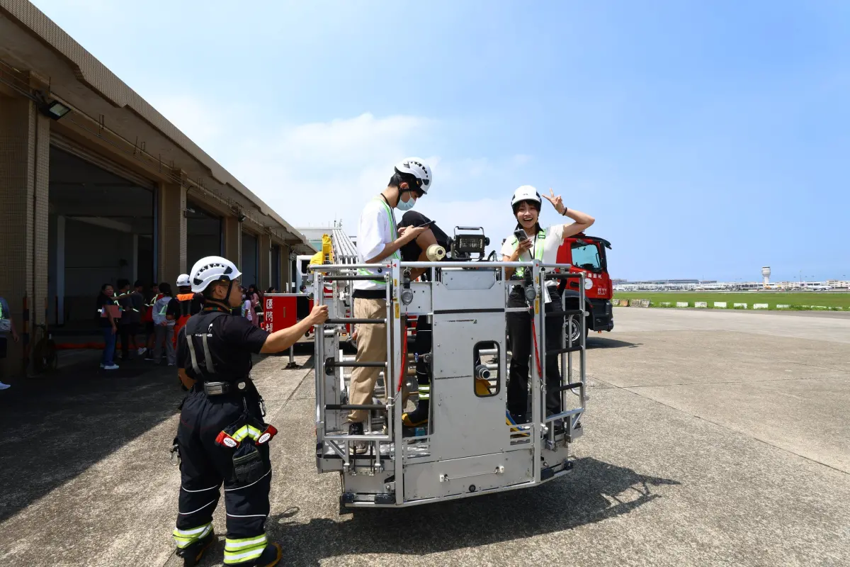 ▲去年桃園機場體驗營學員實際登上雲梯車，體驗機場消防搜救勤務。（圖／機場公司提供）