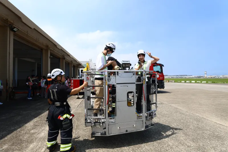 ▲去年桃園機場體驗營學員實際登上雲梯車，體驗機場消防搜救勤務。（圖／機場公司提供）