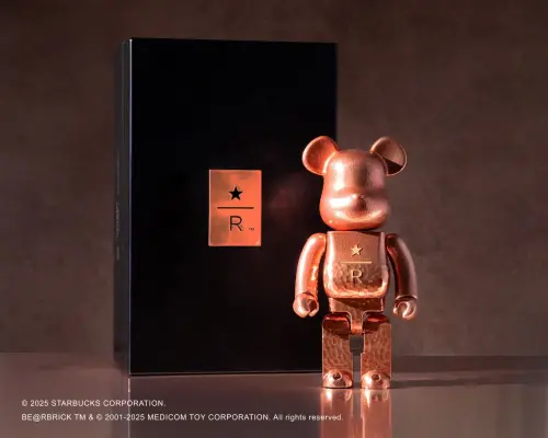 ▲「400%錫典藏24K BE@RBRICK ROYAL SELANGOR」199,999元限量販售。（圖／星巴克提供）