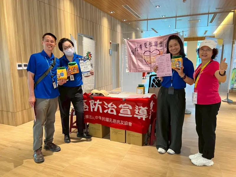 ▲中華民國乳癌病友協會常務理事宋雪娟展示活動伴手禮，邀請符合公費篩檢的女性民眾多應用政府提供的篩檢資源。（圖／中華民國乳癌病友協會提供）