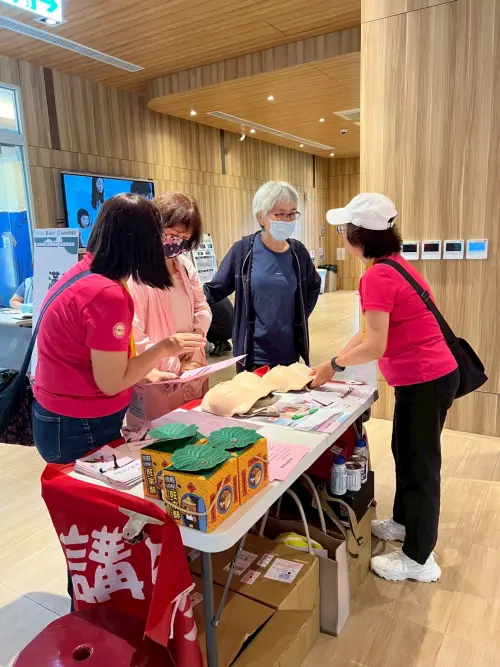 ▲活動現場志工引導民眾了解如何進行自我篩檢。（圖／中華民國乳癌病友協會提供）