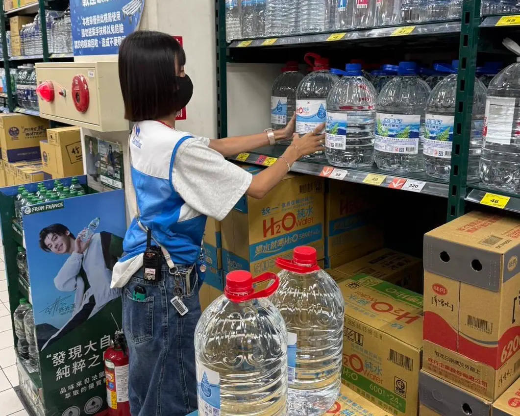 ▲停水區的家樂福文心店，白天沒出現搶水人潮，店員先把架上的水補滿。（圖／家樂福文心店提供，2025.07.17）