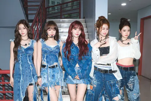 LE SSERAFIM昔被酸「水牛唱歌」！實力不夠猛練習　現變腹肌女團
