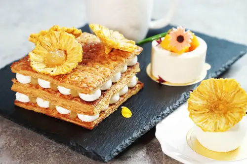 ▲展覽期間一樓豪吧同步推出藝術聯名甜點「光籟太陽系」，運用台灣在地水果入饌，以甜點呈現畫作中的色彩與意象，邀請賓客以味蕾感受藝術溫度。（圖／福華飯店提供）