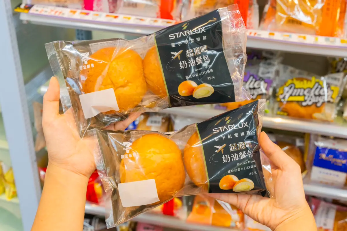 ▲7-11聯名星宇航空，以「旅途的美味」為靈感推出4款聯名美食，像是「起飛吧！奶油餐包」每包2入只要39元。（圖／7-11提供）
