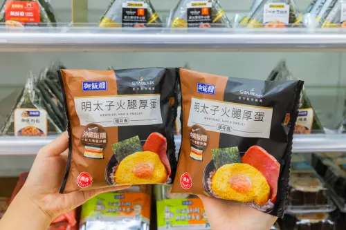 ▲「明太子火腿厚蛋飯糰」，飽滿內餡選用厚切火腿肉與烤蛋，搭配香Q白飯與鹹香海苔。（圖／7-11提供）