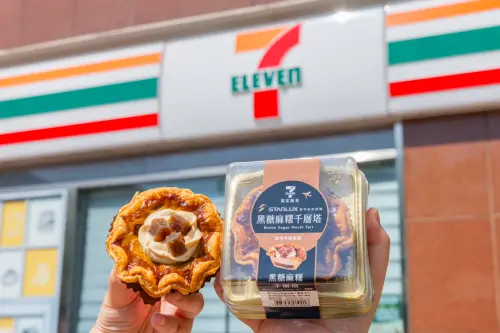 ▲7-11星宇航空聯名美食「黑糖麻糬千層塔」，使用日本沖繩黑糖內餡且布丁內餡不加一滴水，濃郁奶香還能咬到黑糖麻糬丁點綴。（圖／7-11提供）