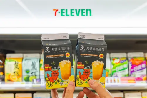 ▲「立頓海鹽檸檬綠茶（售價35元）」使用日本沖繩縣海鹽和在地檸檬原汁，酸甜解膩最適合酷暑飲用。（圖／7-11提供）