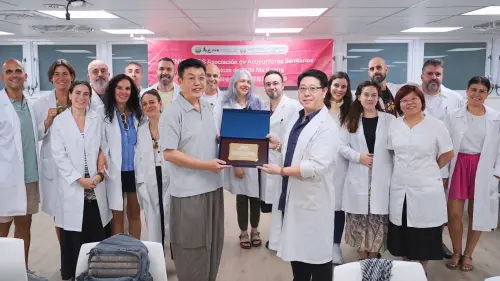 ▲馬光醫療網執行長授予西班牙醫療針灸協會交流證書。（圖／馬光中醫提供） 