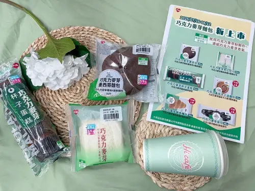 ▲萊爾富除了推出「恐龍冰爆」消暑飲品，有3款巧克力麥芽系麵包同步開賣。（圖／萊爾富提供）