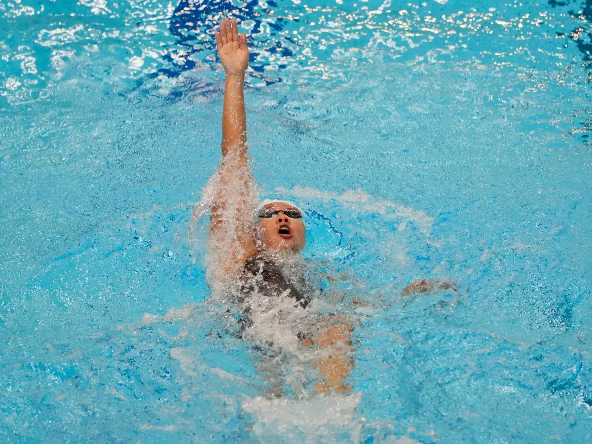 ▲台美混血泳將韓安齊於今（17）日迎來2025年德國萊茵魯爾世大運首場亮相，便展現亮眼表現。她在女子200公尺仰式預賽中游出2分11秒96，不僅打破張雅佳於今年全中運創下的2分14秒56全國紀錄，更以總排名第10成功晉級準決賽。（圖／大專體總提供提供）