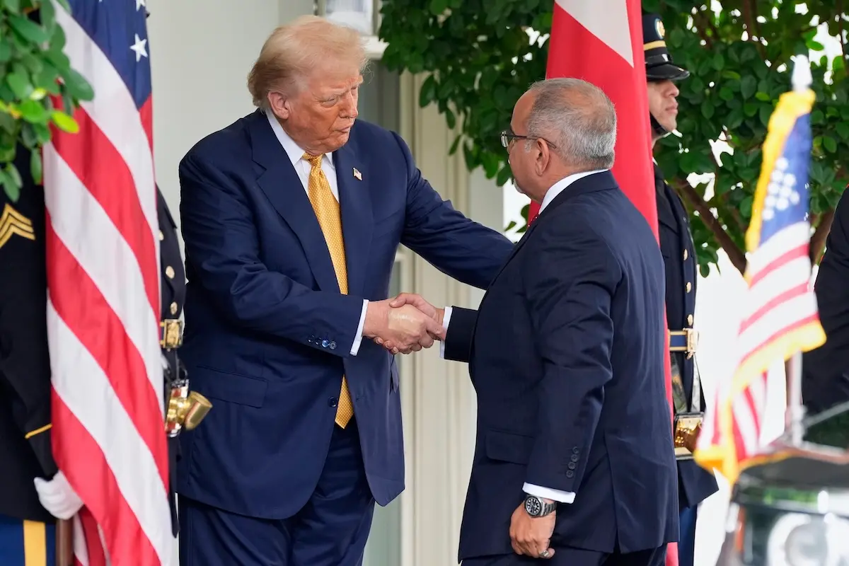 ▲川普16日在白宮會見巴林王儲薩勒曼時，被發現右手手背上遮蓋瘀傷的痕跡。（圖／美聯社／達志影像）