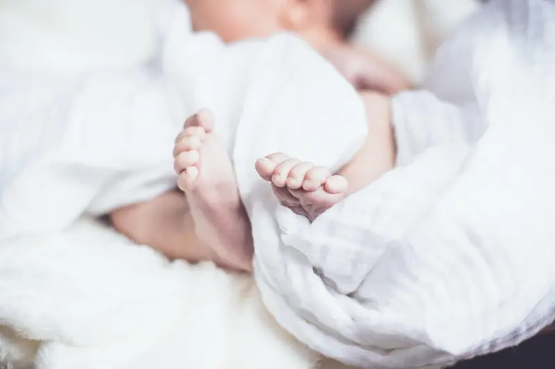 ▲法國發生一起離奇死亡案件,一名6歲男童被指控殺害了一位女嬰,當時男童在醫院內「閒逛」,看到一位因早產而被送到新生兒病房的7個月大女嬰,男童竟把女嬰抓起後扔至地上,導致女嬰頭部受到重擊後死亡。(示意圖/翻攝自Pixabay)