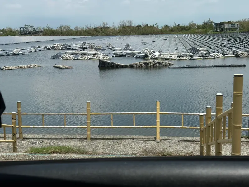 ▲民眾黨嘉義黨部人員拍下新塭滯洪池案場廢棄光電板四散畫面。（圖／黃國昌臉書，2025.07.17）