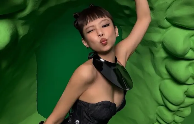 ▲BLACKPINK本月展開世巡《DEADLINE》，近日進行到美國場，但竟有網友發現Jennie（如圖）突然在台上中斷舞步，再度遭控划水，期間Rosé不斷用眼神關心她，貼心行為引大讚。（圖／Jennie IG）