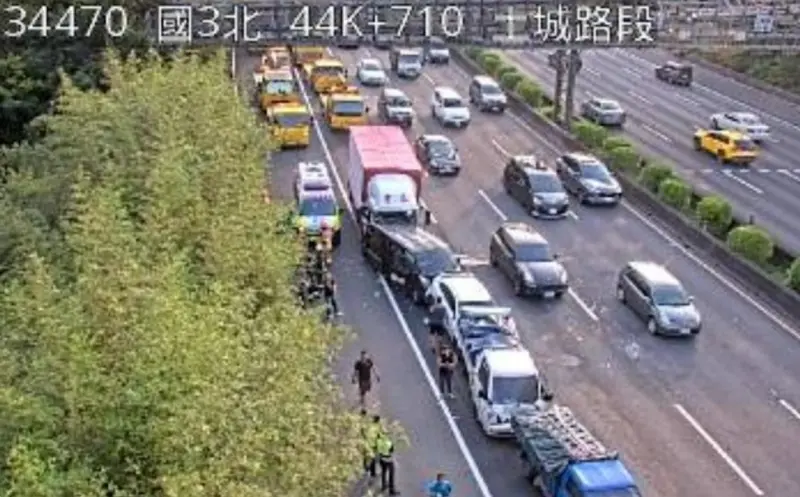 國3回堵5公里畫面曝！土城交流道7車連環追撞、一人骨折送醫搶救