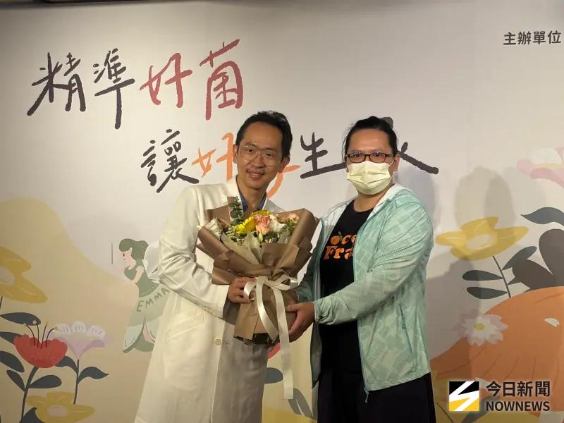 ▲台中茂盛醫院採取AI試管技術+益生菌，助備孕8年蔡小姐一圓媽媽夢，她特別前往獻花致謝。（圖／記者金武鳳攝，2025.7.17)