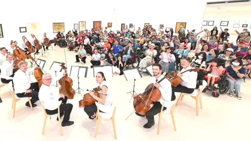 ▲中鋼集團教育基金會攜手弦外之音團藝術總監及大提琴家張正傑，邀請國際知名音樂團體─柏林愛樂12把大提琴，舉辦一場專屬輪椅族朋友的音樂會，為輪椅族演奏天籟之音，以藝術與音樂觸動人心。(圖／中鋼公司提供)