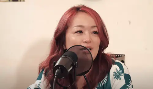 ▲凱莉一連送走兩位好友,一度陷在悲傷緒中。(圖/翻攝自YouTube 范琪斐的美國時間) ▲凱莉一連送走兩位好友,一度陷在悲傷緒中。(圖/翻攝自YouTube 范琪斐的美國時間)