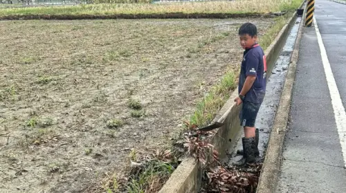 早起單獨清水溝！西港國中生「想法超暖」　7萬人拍手：最帥身影
