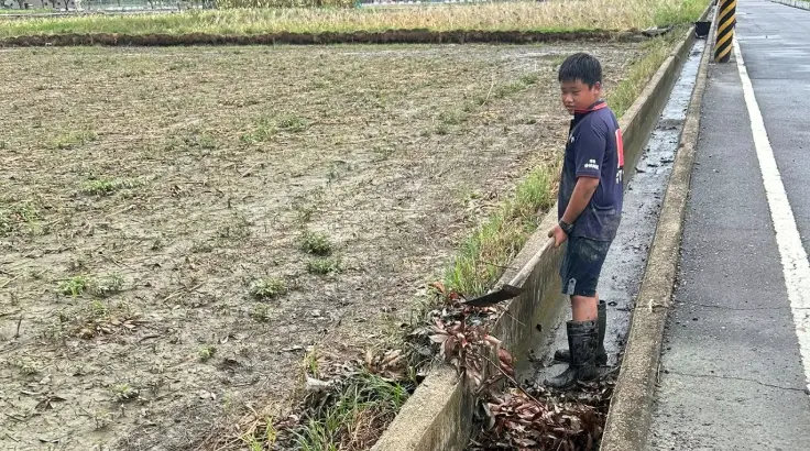 ▲有民眾在15日清晨路過台南西港一處農田時，看到了一位國中生正拿著鏟子在清除水溝內堆積的落葉樹枝。（圖／翻攝我是西港人）