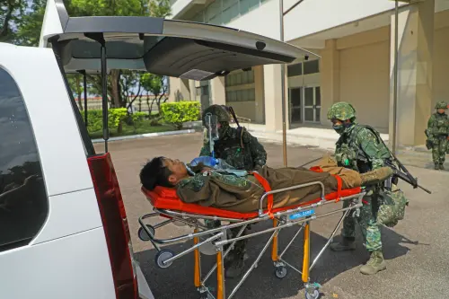 國軍第三作戰區實施戰傷救護暨大量傷患後送演練,模擬守備部隊遭遇戰鬥產生大量傷患之應變處置作為。(圖/第三作戰區提供) ▲國軍第三作戰區實施戰傷救護暨大量傷患後送演練,模擬守備部隊遭遇戰鬥產生大量傷患之應變處置作為。(圖/第三作戰區提供)