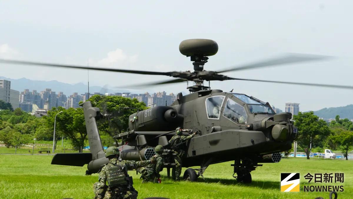 ▲「漢光41號」演習於樹林河濱公園進行AH-64E阿帕契攻擊直升機熱加油、掛彈演練。（圖／記者呂炯昌攝，2025.07.17）