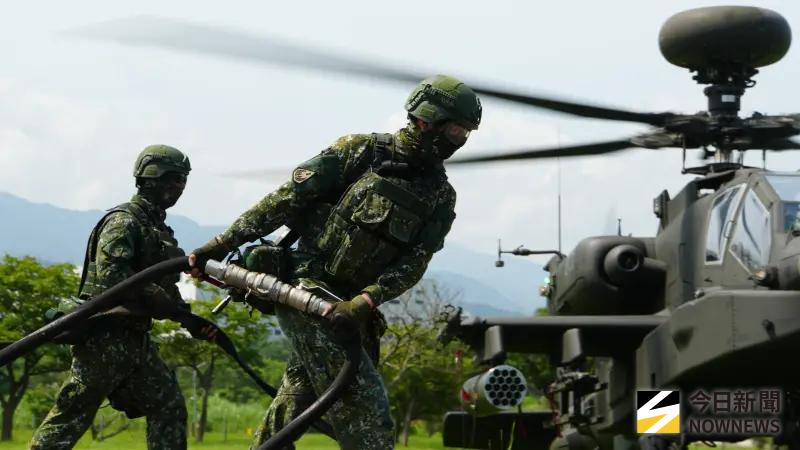 ▲「漢光41號」演習於樹林河濱公園演練AH-64E阿帕契攻擊直升機熱加油、掛彈。（圖／記者呂炯昌攝）