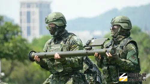 「漢光41號」演習於樹林河濱公園演練AH-64E阿帕契攻擊直升機熱加油、掛彈。(圖/記者呂炯昌攝) ▲「漢光41號」演習於樹林河濱公園演練AH-64E阿帕契攻擊直升機熱加油、掛彈。(圖/記者呂炯昌攝)