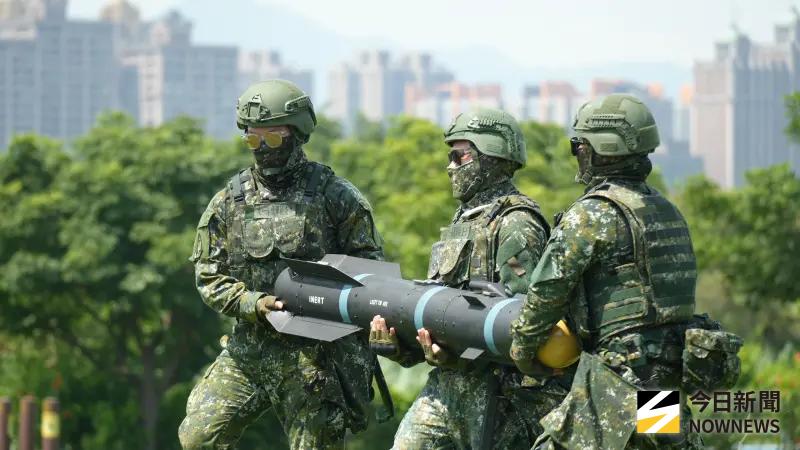 ▲「漢光41號」演習於樹林河濱公園演練AH-64E阿帕契攻擊直升機熱加油、掛彈，加掛地獄火飛彈。（圖／記者呂炯昌攝）