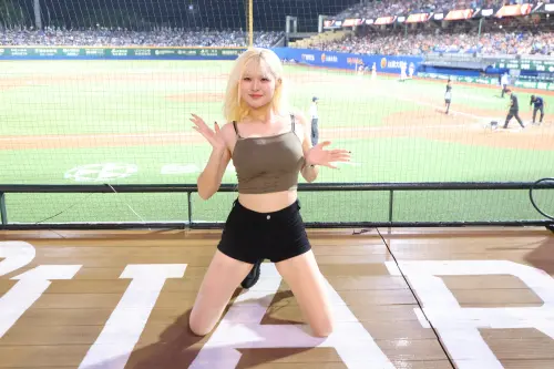 ▲安惠志選擇節奏感十足的韓風組曲，不僅有大張力舞蹈動作，過程也結合地板動作，讓球迷十分驚豔，紛紛舉起手機錄影。（圖／統一獅提供）