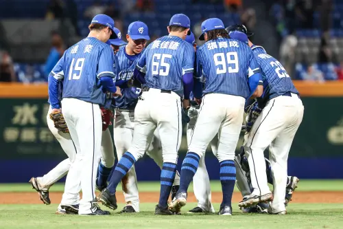 ▲富邦悍將團隊得點圈打擊率敬陪末座，昨日雖然靠著張育成的雙響砲拿下勝利，但總教練陳金鋒直言，面對得點圈，團隊攻擊還能做得更好。（圖／富邦悍將提供）