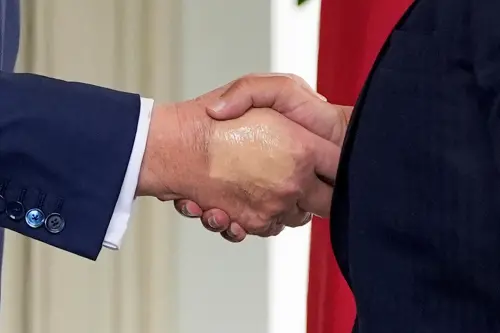 ▲美國總統川普16日在白宮會見巴林王儲薩勒曼時,被發現右手手背上,有疑似遮蓋瘀傷的痕跡,引發討論。(圖/美聯社/達志影像) ▲美國總統川普16日在白宮會見巴林王儲薩勒曼時,被發現右手手背上,有疑似遮蓋瘀傷的痕跡,引發討論。(圖/美聯社/達志影像)