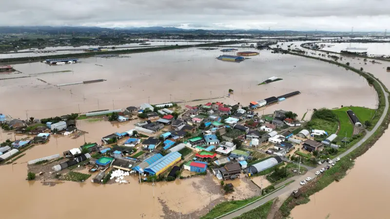 韓國多地暴雨成災！傳氣象設備遭雷擊　韓媒形容：200年一遇