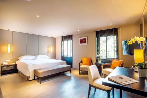 ▲大地酒店推出線上旅展，住宿、泡湯與美食餐券最低48折起。「一泊一食住宿券」線上旅展價8,800元，含雙人早餐，全年度平日使用均不需加價。（圖／大地酒店提供）