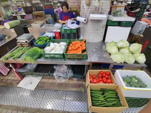 ▲▲丹娜絲颱風肆虐飆高的菜價還沒回落，又有薇帕颱風來襲。菜販直言現在買最划算的葉菜是高麗菜與大白菜，進口青花菜也比白花椰菜便宜。（圖／廖炯程臉書）