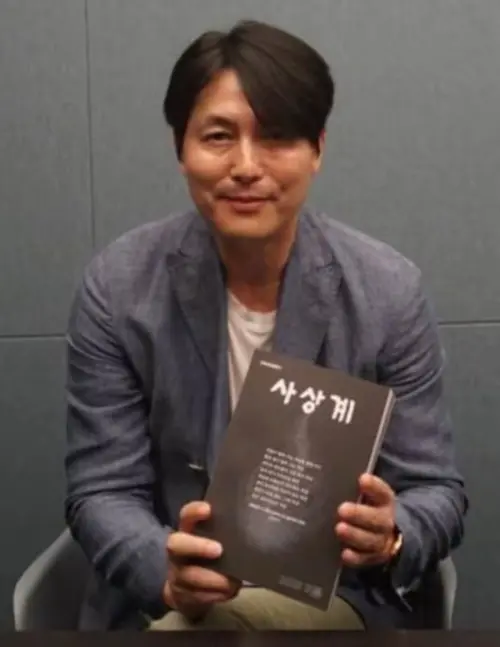 ▲鄭雨盛手持《思想界》雜誌，官方照曝光。（圖／翻攝自韓網）