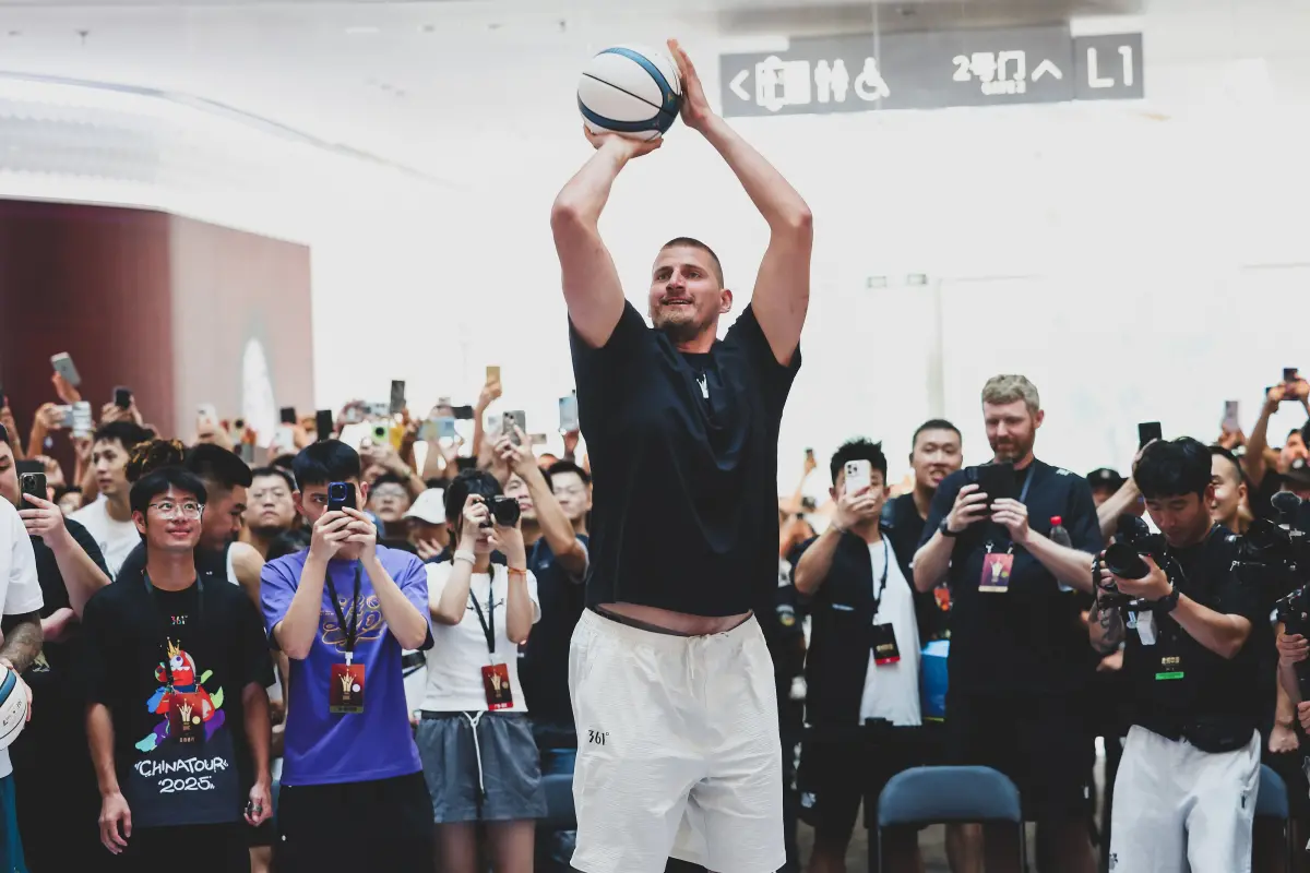 ▲NBA美國職籃 （National Basketball Association）丹佛金塊（Denver Nuggets）3屆MVP中鋒、塞爾維亞球星Nikola Jokic，近日展開中國巡迴之旅，所到之處都引發極大轟動。（圖／取自CGTN Sports Scene X）