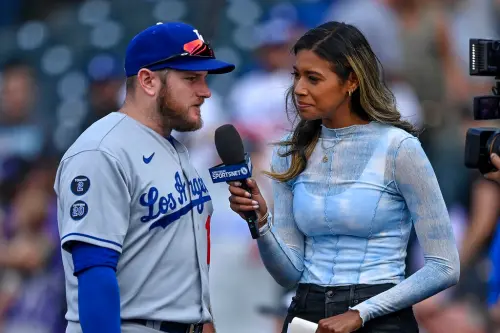 ▲Kirsten Watson（圖右）近日受邀登上美國體育頻道《ESPN》的Podcast節目《Travis & D Marco Show》，節目中她毫不保留地談論自己對大谷翔平的觀察與敬佩。作為道奇球的場邊記者，Watson不僅長期隨隊出征，也經常近距離接觸這位來自日本的超級球星。（圖／美聯社／達志影像）