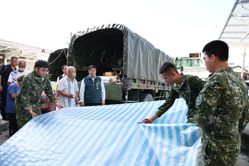 ▲市長黃偉哲金天前往鹽水區視察災後復原進度，探視協助救災的國軍、志工與災後臨時工人力。(圖／南市府提供)